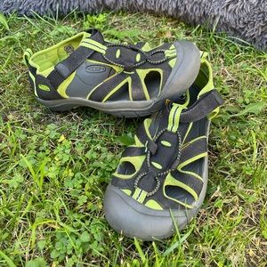 Keen Hiking Water Shoe- black and green youth/women